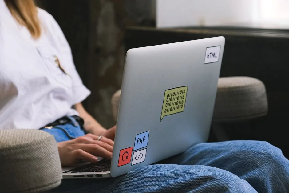 Photo rapprochée d'un ordinateur portable affichant la page de connexion Pexels, mettant en avant une interface numérique moderne.